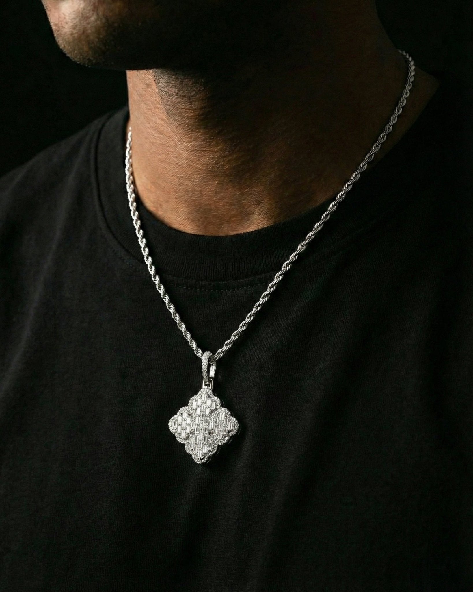 ICED CLOVER PENDANT. - 925