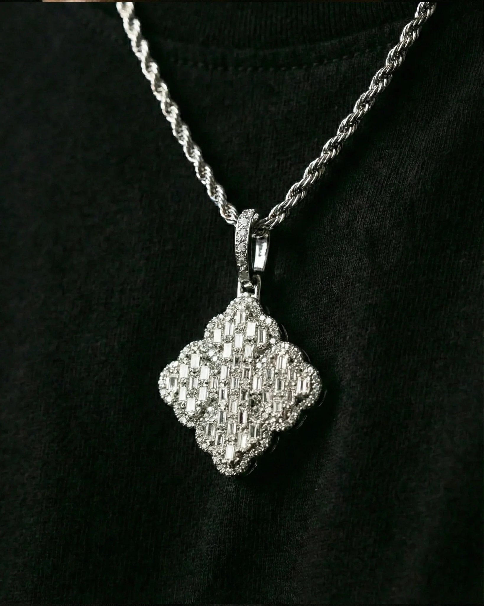 ICED CLOVER PENDANT. - 925